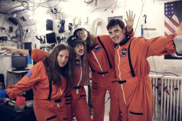 zdjęcie dzieci przebranych w stroje kosmonautów