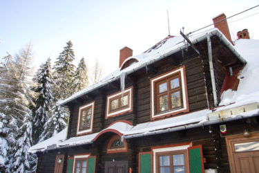 zdjęcie budynku z zewnątrz Ośrodka Górskiego Kordon zimą