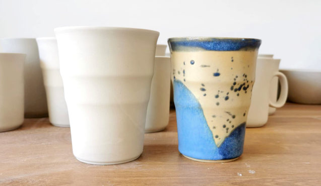 zdjęcie ceramicznych kubków
